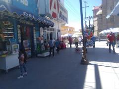 Infantes en juegos infantiles frente a negocios en Plaza Juárez, Matehuala, San Luis Potosí. Fotografía: Lía Fernanda Rodríguez Cerrillo.