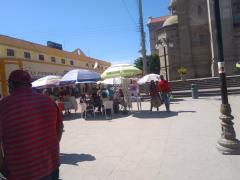 Personas platican en un negocio ambulante sin cubrebocas ni sana distancia, entre Plaza Juárez y el Mercado, a una esquina de Catedral, Matehuala, San Luis Potosí. Fotografía: Lía Fernanda Rodríguez Cerrillo.