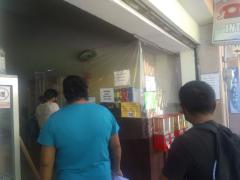 Gente espera a ingresar al Cyber Café, Calle de Bustamante, Matehuala, San Luis Potosí. Fotografía: Lía Fernanda Rodríguez Cerrillo.