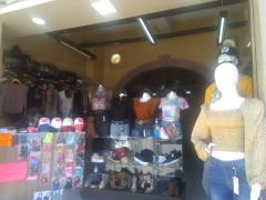 Venta de cubrebocas, Calle Bustamante, Matehuela, San Luis Potosí. Fotografía: Lía Fernanda Rodríguez Cerrillo.