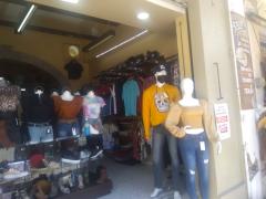 Maniqui con cubrebocas, Boutique en Calle Bustamante, Matehuela, San Luis Potosí. Fotografía: Lía Fernanda Rodríguez Cerrillo.