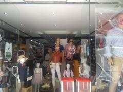 Maniquies con cubrebocas, Boutique en Calle Bustamante, Matehuela, San Luis Potosí. Fotografía: Lía Fernanda Rodríguez Cerrillo.