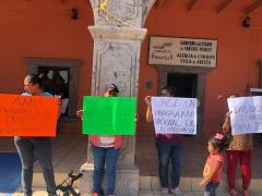 Manifestantes con carteles en protesta por falta de apoyo,  Plaza principal de Villa de Arista. Fotografía: Facebook Movimiento Antorchista de SLP.