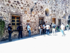 Personas artesanas dialogan con policías, San Luis Potosí. Fotografía: Metrópoli San Luis.