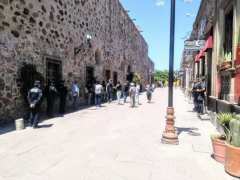 Personas artesanas dialogan con policías, San Luis Potosí. Fotografía: Metrópoli San Luis.