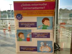 Cartel ¿Sabes estornudar correctamente?, Centro comercial, San Luis Potosí. Fotografía: Francisco Eugenio Ruiz Montes.