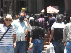 Gente en espacio público con cubrebocas. Fotografía: Plano Informativo.
