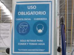 Cartel "Uso obligatorio careta facial y cubrebocas", empresa TI Fluid Systems. Fotografía: Alma Leticia Torres Grimaldo.
