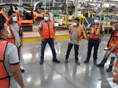 Medidas sanitarias en junta de arranque de turno en General Motors. Fotografía: Alma Leticia Torres Grimaldo.