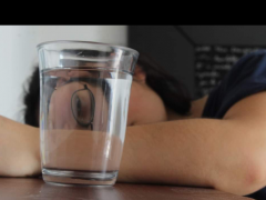 Joven frente a un vaso. Fotografía: Universidad Juárez Autónoma de Tabasco.