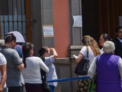 Cuentabientes afuera de una sucursal bancaria. Fotografía: UnoTv.