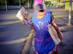 Señora vende periódicos en el malecón de Villahermosa. Fotografía: Melisa Natalia Broca Díaz.
