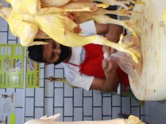 Pollero realiza sus actividades, Mercado Pino Suárez, Villahermosa. Fotografía: Melisa Natalia Broca Díaz.