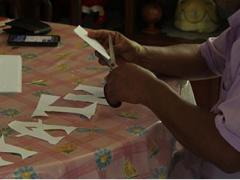 Persona corta papel. Fotografía: Universidad Juárez Autónoma de Tabasco