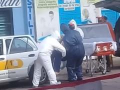 Captura del video en el que se observa cómo un cuerpo sin vida es sacado del taxi y puesto en un ataúd.