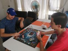 Personas juegan Monopoly en casa. Fotografía: Universidad Juárez Autónoma de Tabasco
