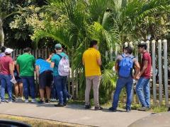 Estudiantes realizan fila sin sana distancia. Fotografía: Trabuco Noticias.