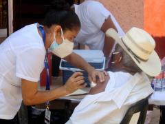 Enfermera aplica dosis de la vacuna en Tecoluta. Fotografía: Facebook Nacajuca Ayuntamiento Constitucional.