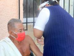 Señor recibe la vacuna contra el COVID-19 en Tecoluta. Fotografía: Facebook Nacajuca Ayuntamiento Constitucional.