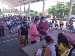 Revisión de datos de los beneficiarios en la mesa de atención. Fotografía: Facebook Delegación de Programas para el Bienestar Tabasco.