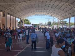 Adultos espera turno conservando la sana distancia. Fotografía: Facebook Delegación de Programas para el Bienestar Tabasco.