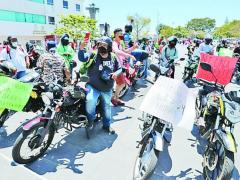 Manifestantes dialogaron con el titular de la SSyPC. Fotografía: Tabasco Hoy.