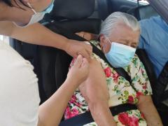 Adulta mayor recibe la dosis desde su auto. Fotografía: El Heraldo de Tabasco.