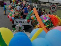 Desfile de padres, alumnos y maestros. Fotografía: Cortesía Redes Sociales.