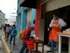Su familia ha sido su gran apoyo en la preparación de los alimentos. Fotografía: Tabasco Hoy.