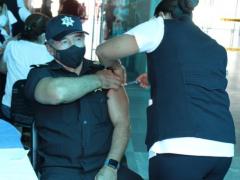 Policía es vacunado. Fotografía: XEVT.