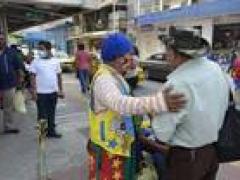 Reconoce que es difícil vivir nada más del oficio de payaso. Fotografía: Javier Chávez