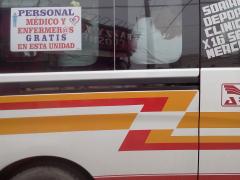 Anuncio en unidad de transporte "Personal médico y enfermer@s gratis en esta unidad". Fotografía: Ricardo Rodríguez Arias.