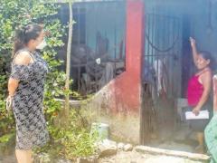 Funcionaria visita a ciudadana. Fotografía: El Heraldo de Tabasco.