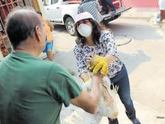 Entrega de beneficio en especie. Fotografía: El Heraldo de Tabasco.