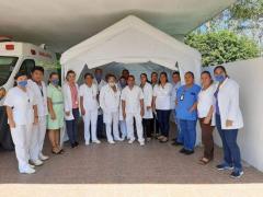 Médicos, enfermeras, camilleros y choferes. Fotografía: Tabasco Hoy.