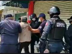 En redes sociales un video evidenció el hecho y dio a los policías comentarios negativos. Fotografía: Poder&Critica.