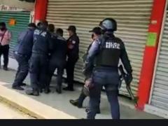 En redes sociales un video evidenció el hecho y dio a los policías comentarios negativos. Fotografía: Poder&Critica.