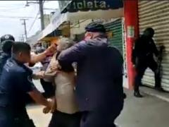 En redes sociales un video evidenció el hecho y dio a los policías comentarios negativos. Fotografía: Poder&Critica.