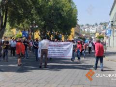 Artesanos avanzan por la Av. Independencia, a un costado de la plaza donde vendían en condiciones normales. Fotografía: Quadratín Tlaxcala.