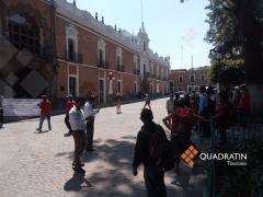 Artesanos esperan respuesta frente al Palacio de Gobierno. Fotografía: Quadratín Tlaxcala.