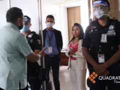 El dirigente de la protesta habla a la directora y subdirector del hospital