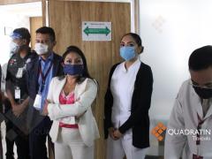 Directora, subdirector y jefa de enfermeras escuchan a los inconformes