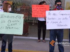 Manifestantes muestran cartulinas con diversas demandas