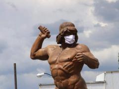 Estatua de guerrero tlaxcalteca porta cubrebocas como medida de concientización a la población. Fotografía: Tlaxcala Es Más.