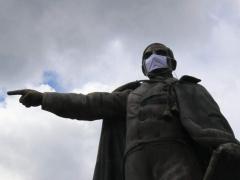 Estatua de Benito Juárez porta cubrebocas como medida de concientización a la población. Fotografía: Tlaxcala Es Más.