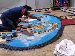 Alfombras de aserrín en honor al personal médico, Huamantla, Tlaxcala. Fotografía: El Quadratin Tlaxcala.