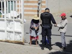 Policía municipal en el acceso principal coloca gel a quienes llegan, Mazatecochco, Puebla. Fotografía: Joshua Vázquez Rugerio.