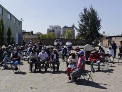 Adultos mayores aguardan turno, bajo el sol, en estacionamiento. Mazatecochco, Puebla. Fotografía: Joshua Vázquez Rugerio.