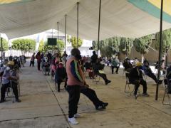 Bajo una carpa y con sana distancia, quienes ya tienen turno aguardan a ser llamados a la mesa de registro, Mazatecochco, Puebla. Fotografía: Joshua Vázquez Rugerio.