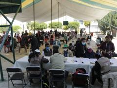 Mesa de registro con trabajadores de la Secretaría del Bienestar en el acceso del auditorio, Mazatecochco, Puebla. Fotografía: Joshua Vázquez Rugerio.